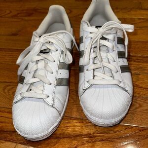 Adidas Superstar white and silver women’s size 8. In very good condition.